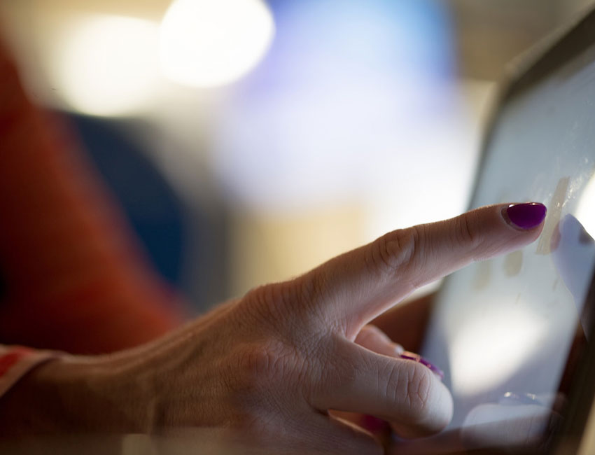 slide-dito-schermo_850x650 slide-dito-schermo_850x650